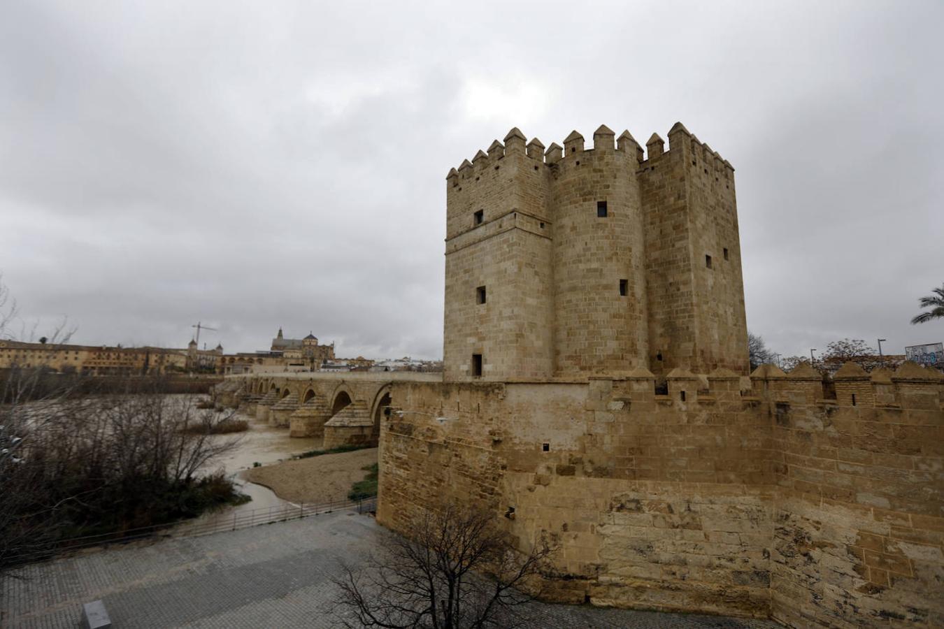 Luces y sombras de torres, puertas y patrimonio de Córdoba, en imágenes