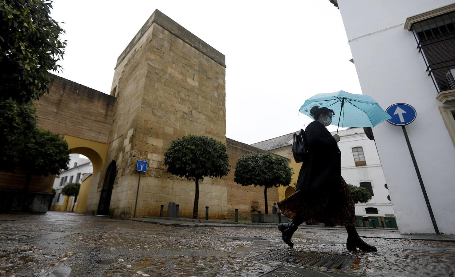 Luces y sombras de torres, puertas y patrimonio de Córdoba, en imágenes