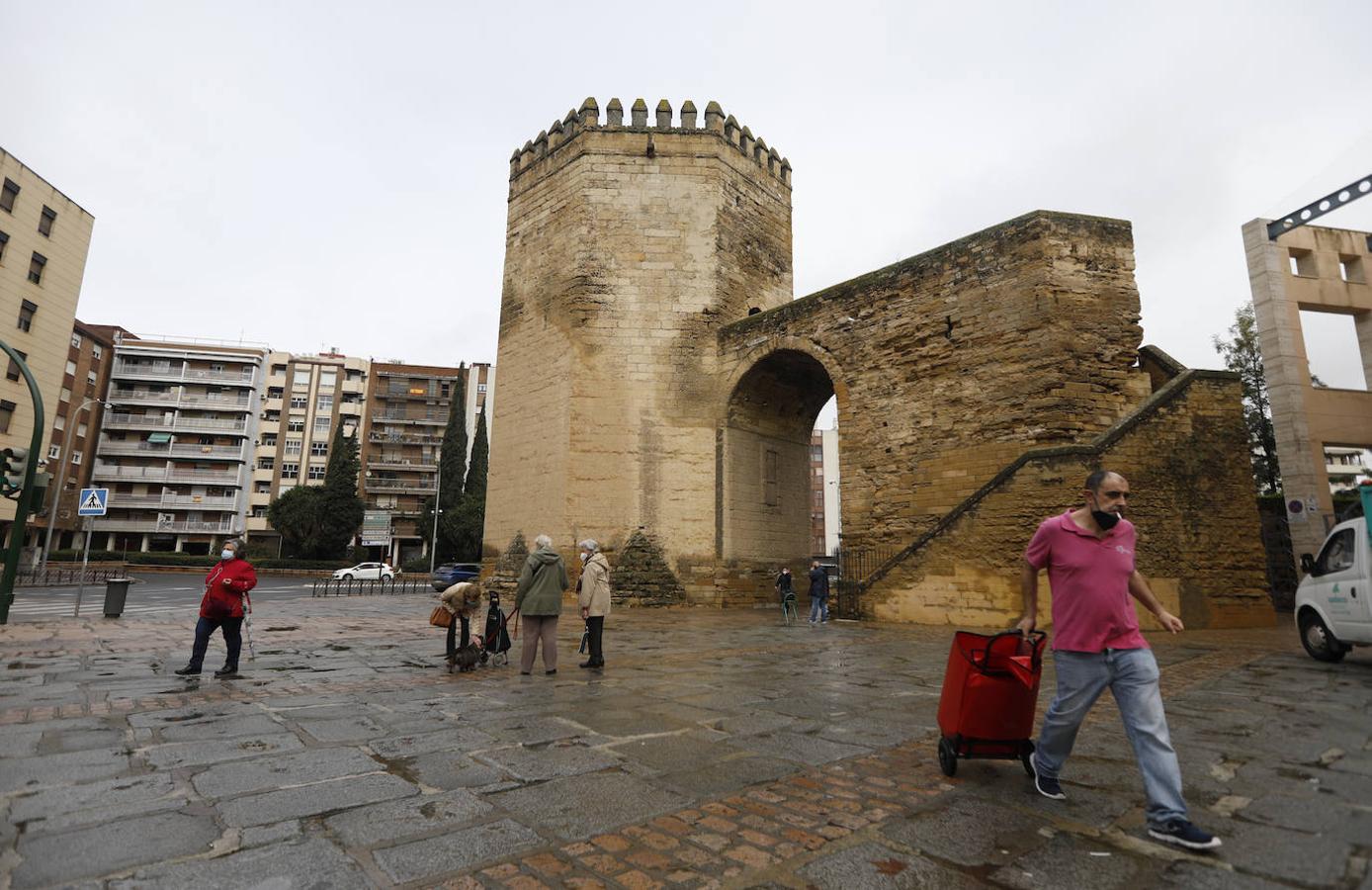 Luces y sombras de torres, puertas y patrimonio de Córdoba, en imágenes