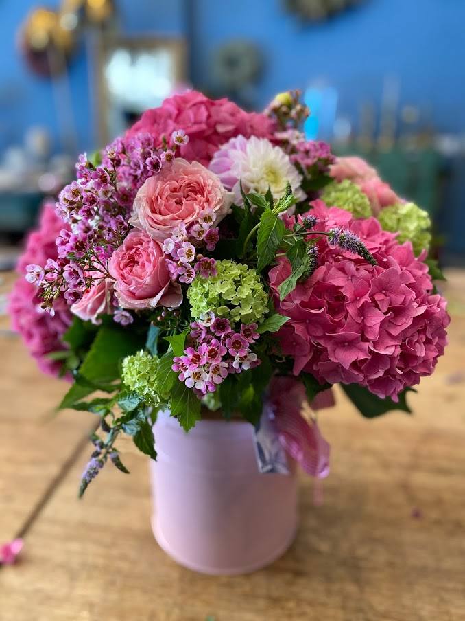 Tonos rosas y hortensias en el ramo de La sastrería de las flores.. 