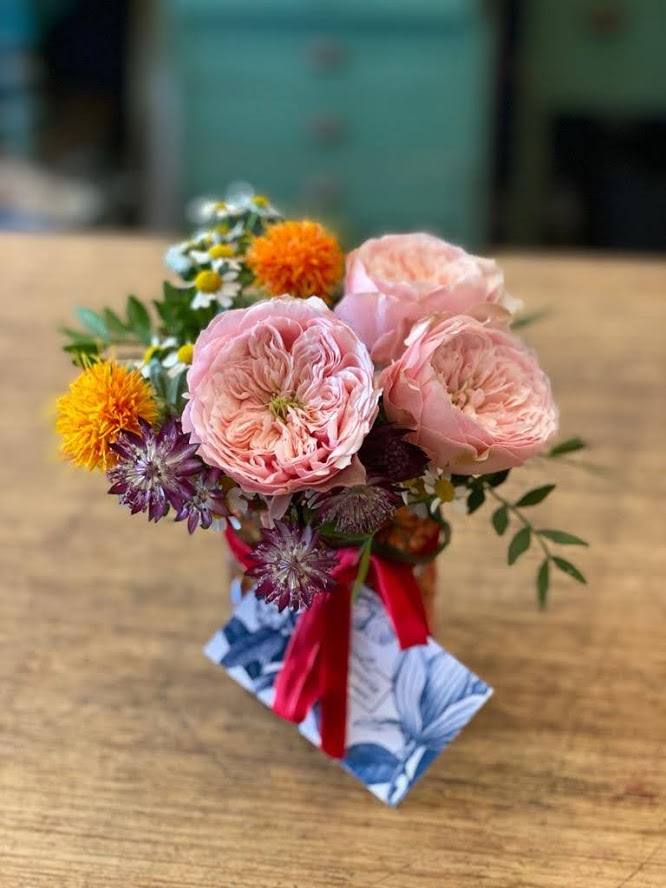 Precioso ramo de La sastrería de las flores (28€).. 