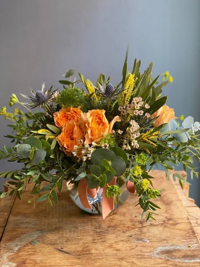 Ramo más silvestre y para quienes usen de los colores clásicos, de La sastrería de las flores.. 