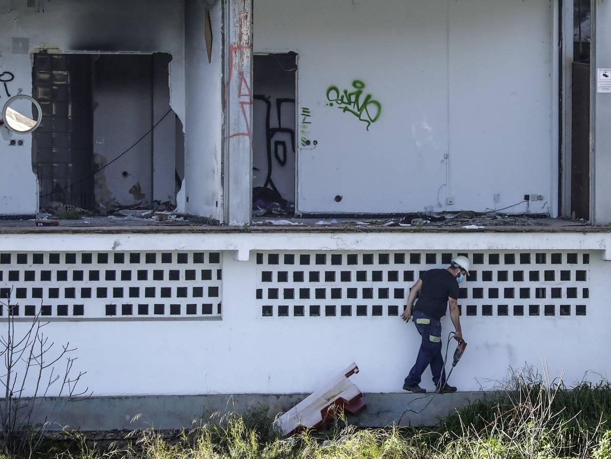 La demolición de la antigua Comisaría de la calle Betis, en imágenes