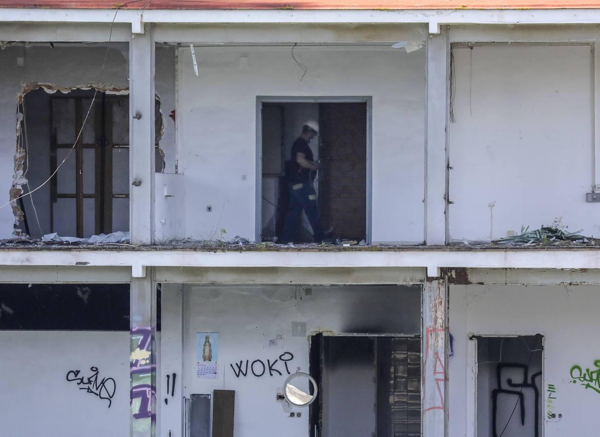 La demolición de la antigua Comisaría de la calle Betis, en imágenes