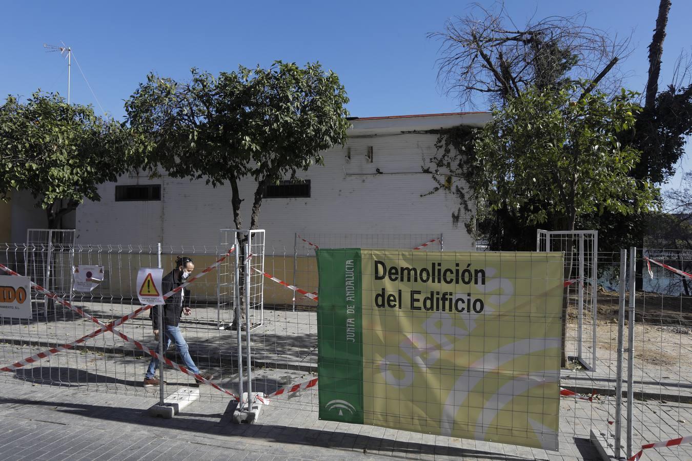 La demolición de la antigua Comisaría de la calle Betis, en imágenes