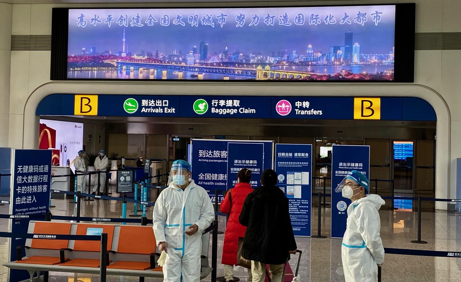 Control de códigos de salud QR a la llegada al aeropuerto de Wuhan, epicentro del coronavirus. 