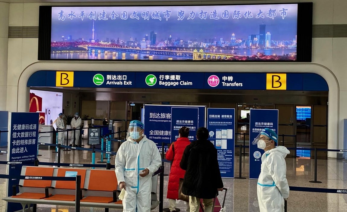 Control de códigos de salud QR a la llegada al aeropuerto de Wuhan, epicentro del coronavirus. 