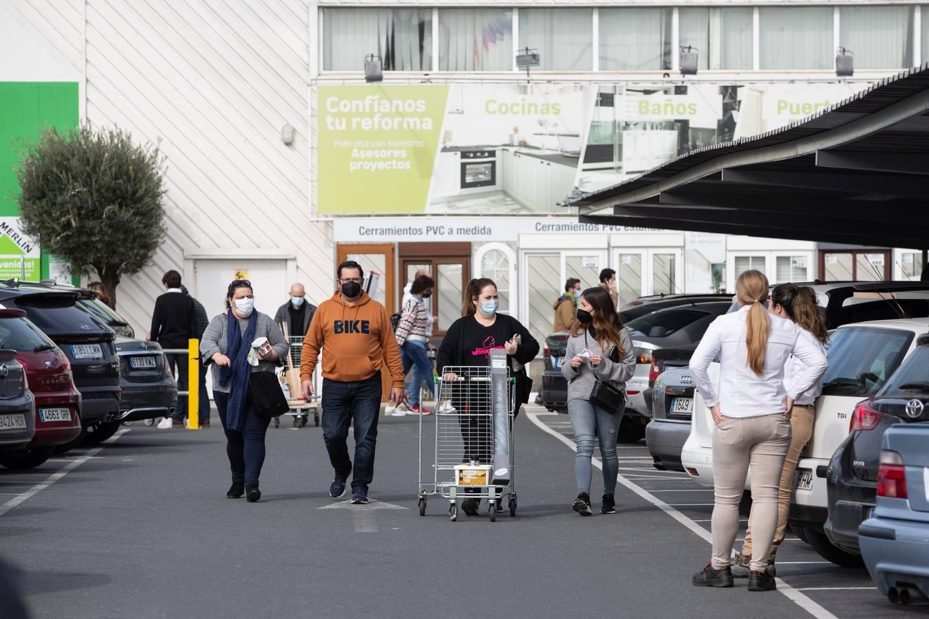 El tiempo primaveral y el fin del cierre perimetral animan las calles de la ciudad