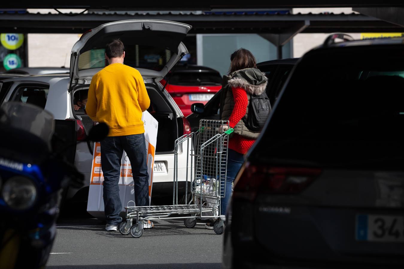 El fin del cierre perimetral anima las calles y centros comerciales, en imágenes