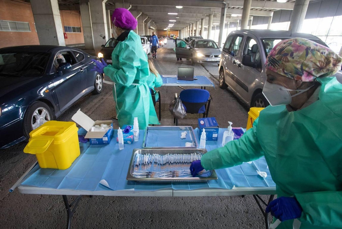 Vacunación masiva en el estadio Nuevo Colombino de Huelva, en imágenes