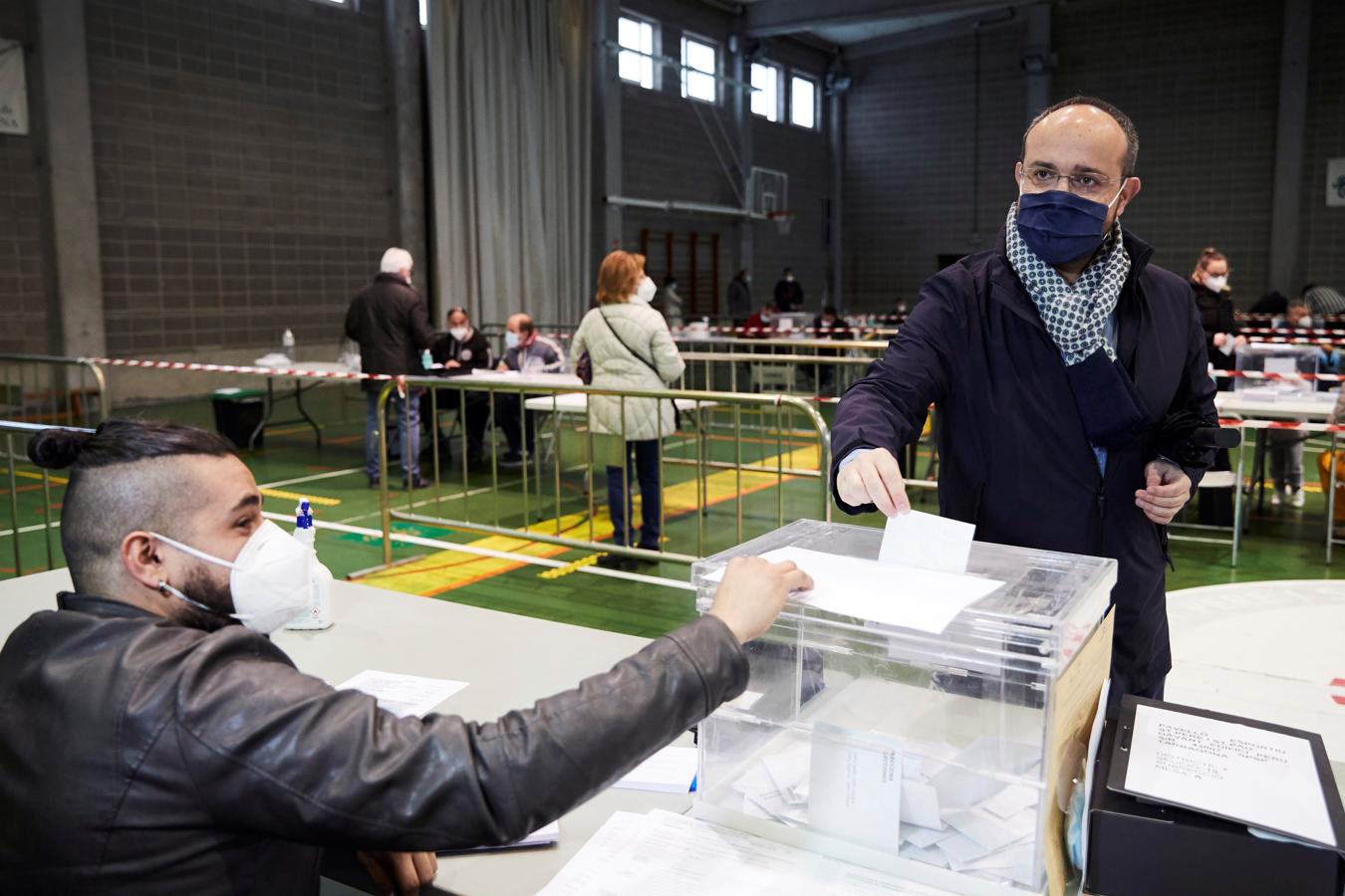 Alejandro Fernández. El candidato del PPC ha votado en el pabellón Sant Pere Sant Pau en Tarragona este domingo durante las elecciones autonómicas