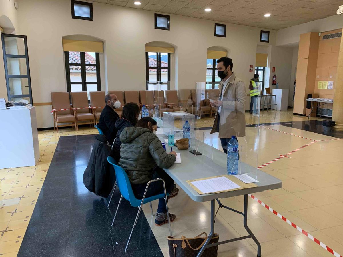 Roger Torrent. El presidente del Parlament y número tres de ERC a las elecciones catalanas, votando en Sarriá de Ter (Gerona).