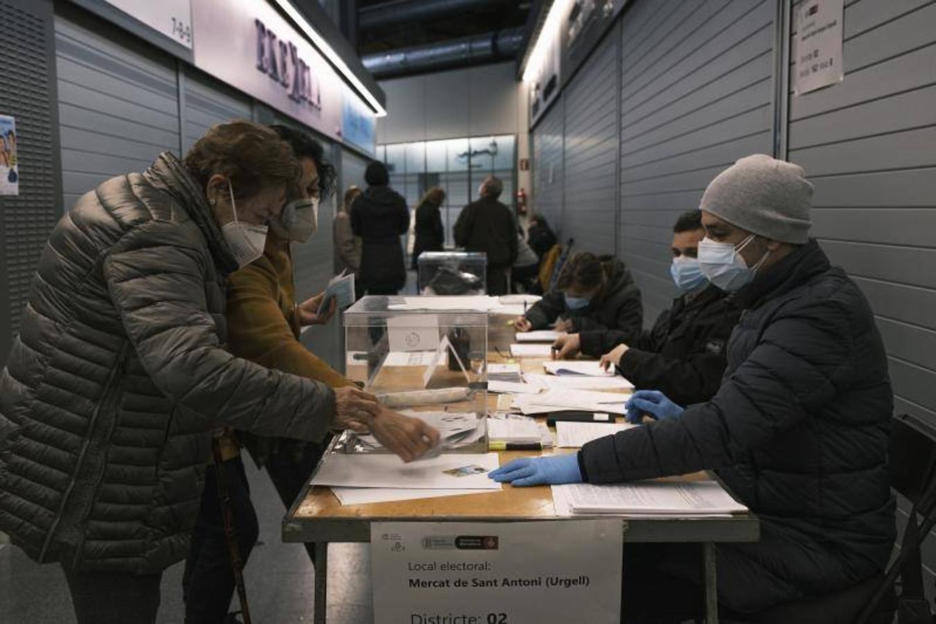 Ciudadanos ejercen su derecho a voto en el Mercado de San Antoni, en Barcelona. 