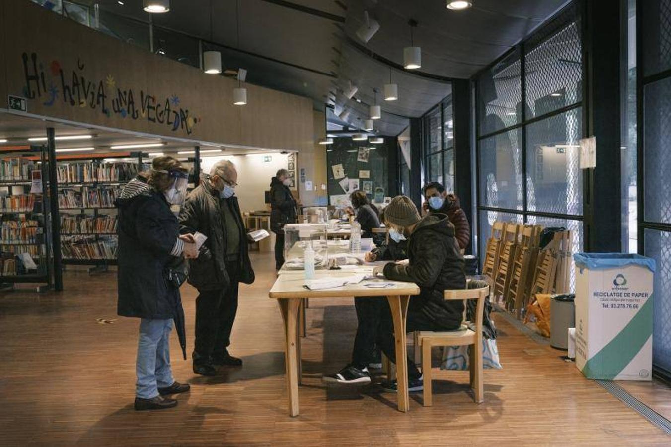 Ciudadanos ejercen su derecho a voto en la Biblioteca Joan Miró. 