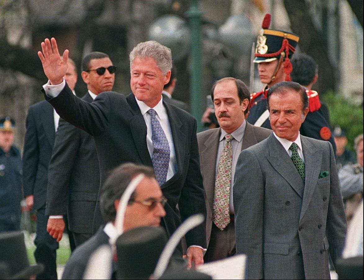 El presidente Clinton, acompañado por el presidente argentino Carlos Menem, saluda a la multitud en Buenos Aires. Octubre de 1997. 