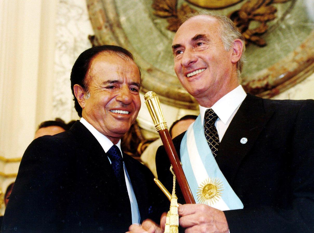 El presidente argentino Fernando de la Rúa (derecha) es recibido por su predecesor, Carlos Menem, en esta foto de archivo del 10 de diciembre de 1999, poco después de su juramento como presidente. 