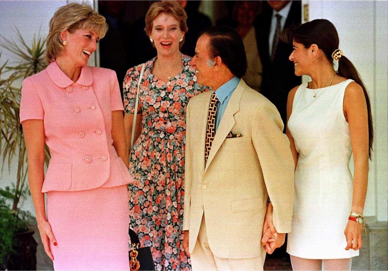 La princesa Diana se ríe con el presidente argentino y su hija Zulemita afuera de la residencia presidencial de Olivos. Foto del 24 de noviembre de 1995. 