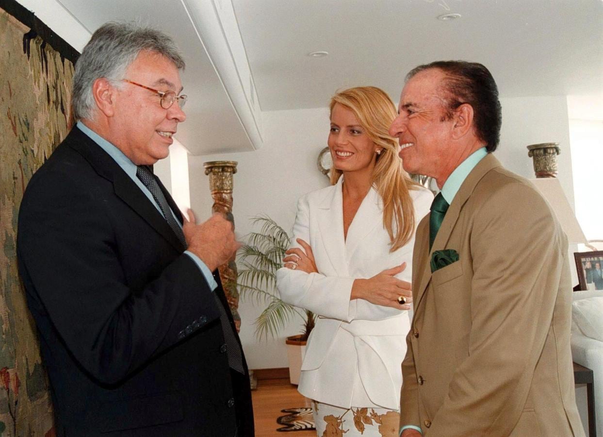 Carlos Menen y su esposa Cecilia Bolocco conversan con el expresidente español Felipe González, el 21 de diciembre de 2001, en Buenos Aires. 