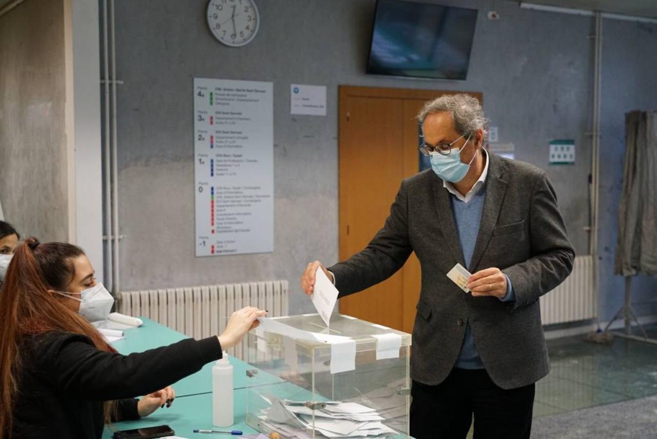 Quim Torra. El expresidente de la Generalitat Quim Torra ha reclamado este domingo ir a votar «masivamente, por Cataluña y por la vida», en las elecciones catalanas.