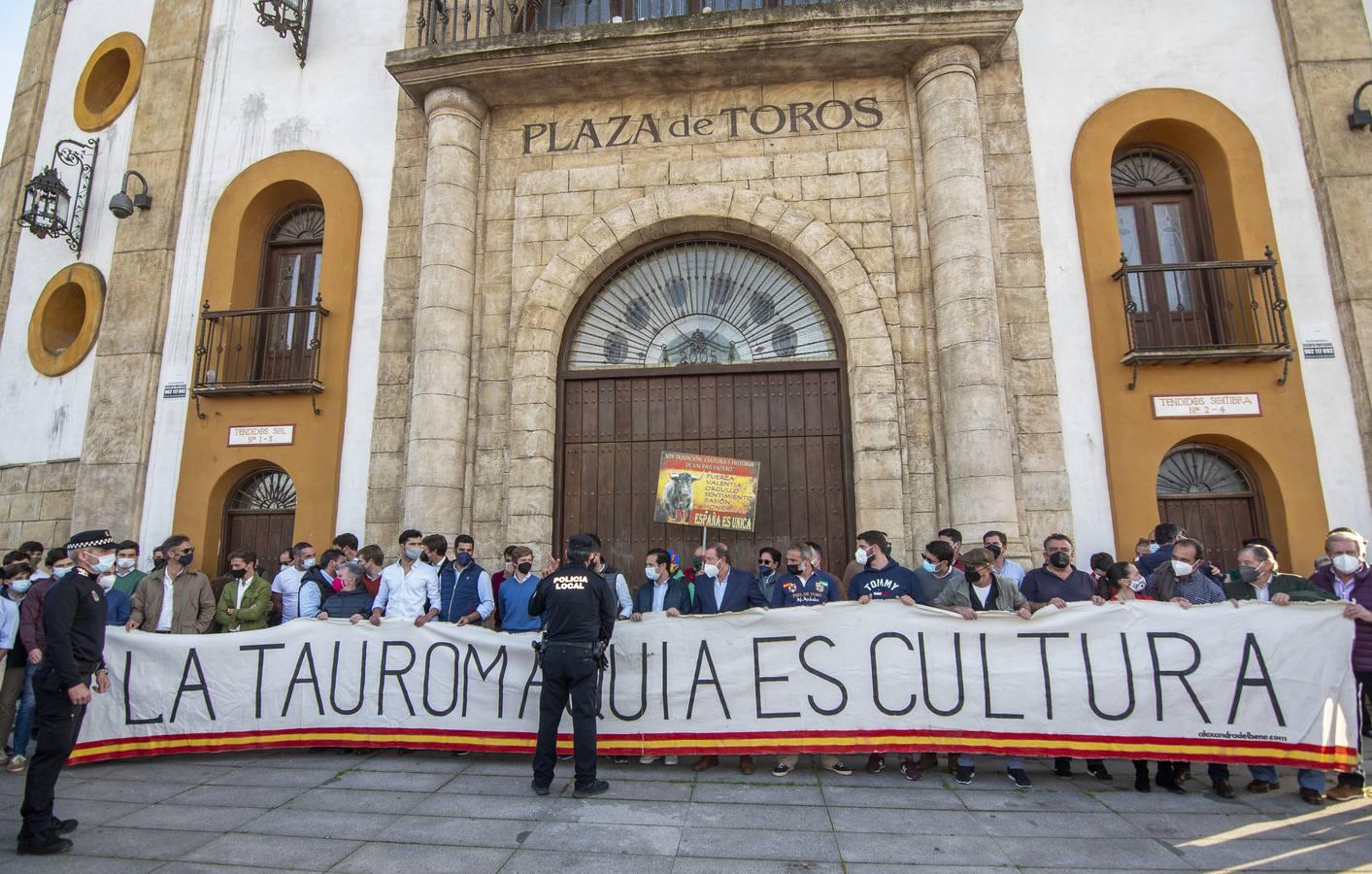 Protesta en Espartinas en defensa de la tauromaquia, en imágenes