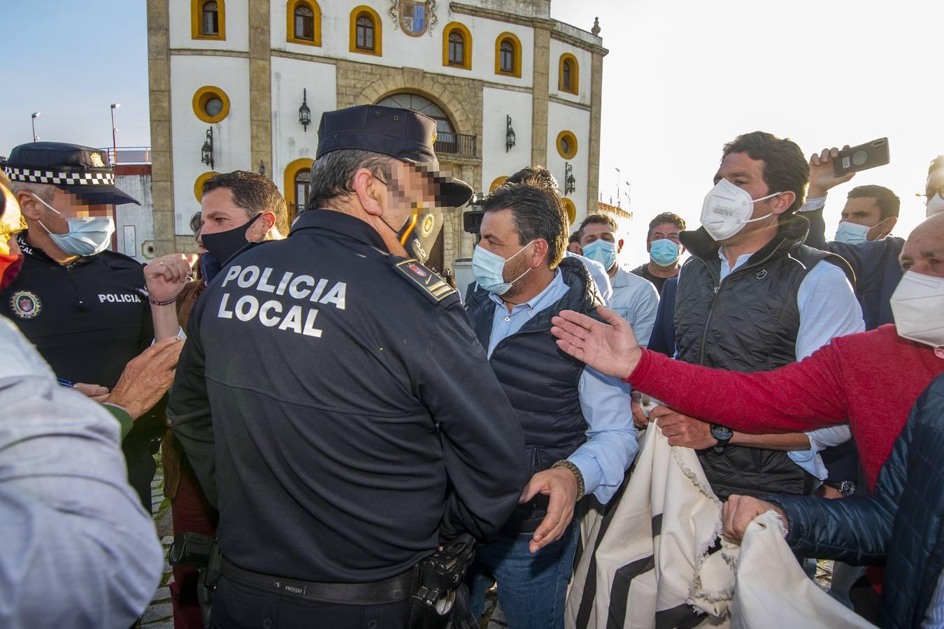 Protesta en Espartinas en defensa de la tauromaquia, en imágenes