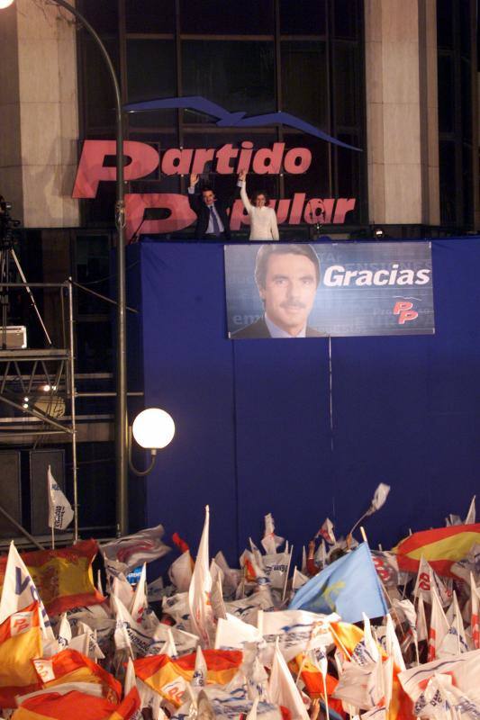 Elecciones generales del año 2000. Aznar celebra su victoria en las generales del año 2000.