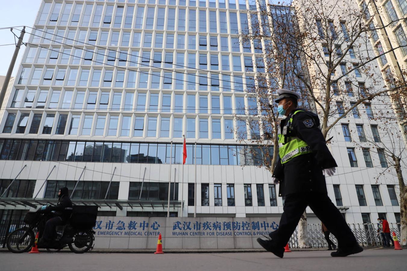 Los especialistas de la OMS también visitaron el Centro de Prevención y Control de Enfermedades de Wuhan, que alberga otro importante laboratorio de virus y está a menos de 300 metros del mercado de Huanan. 