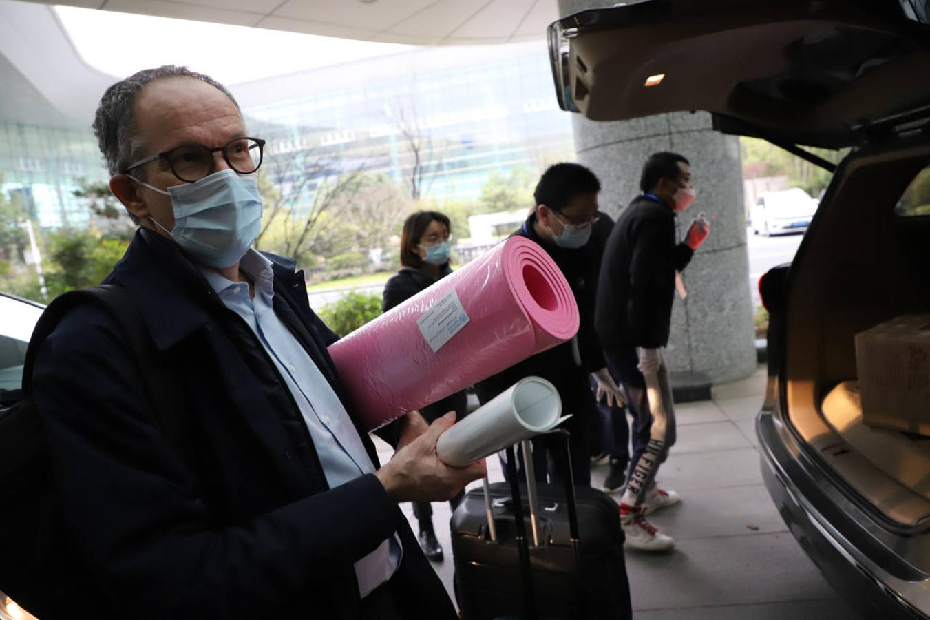 Peter Ben Embarek cree que el coronavirus pudo entrar en el mercado de Huanan en un animal salvaje congelado. Tras marcharse de China, donde cuidó sus declaraciones, ha revelado que el coronavirus estaba más extendido de lo que se pensaba en Wuhan en diciembre de 2019, antes de su estallido en enero del año pasado. 