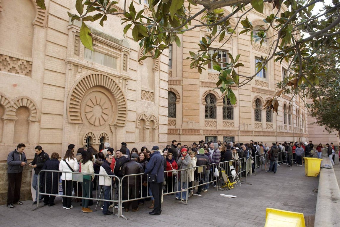 Gran expectación en el Falla, con largas colas, para conseguir una entrada.