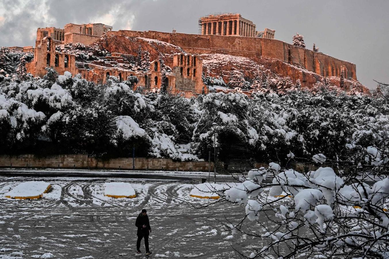 La nevada en Grecia ha dejado imágenes como esta para el recuerdo, con la Acrópolis nevada. 