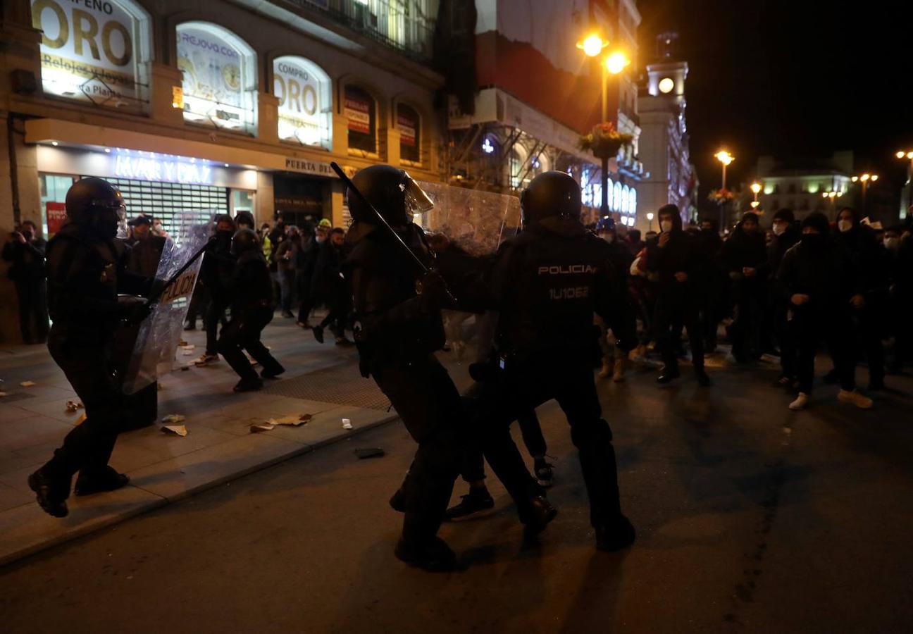 En imágenes: Los disturbios provocados por los manifestantes que protestaban por en encarcelamiento de Pablo Hasel