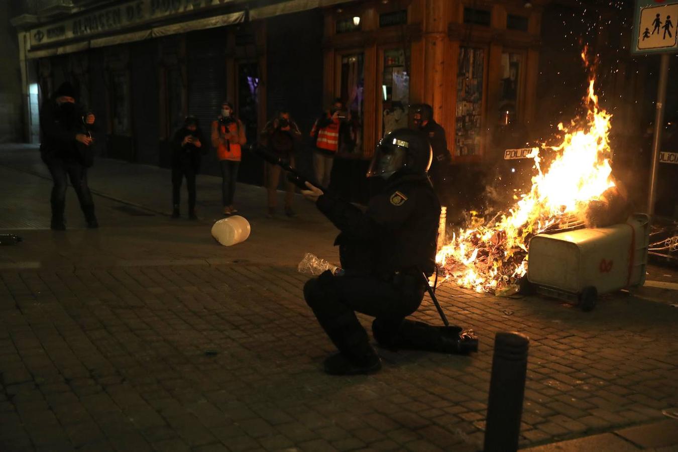 En imágenes: Los disturbios provocados por los manifestantes que protestaban por en encarcelamiento de Pablo Hasel