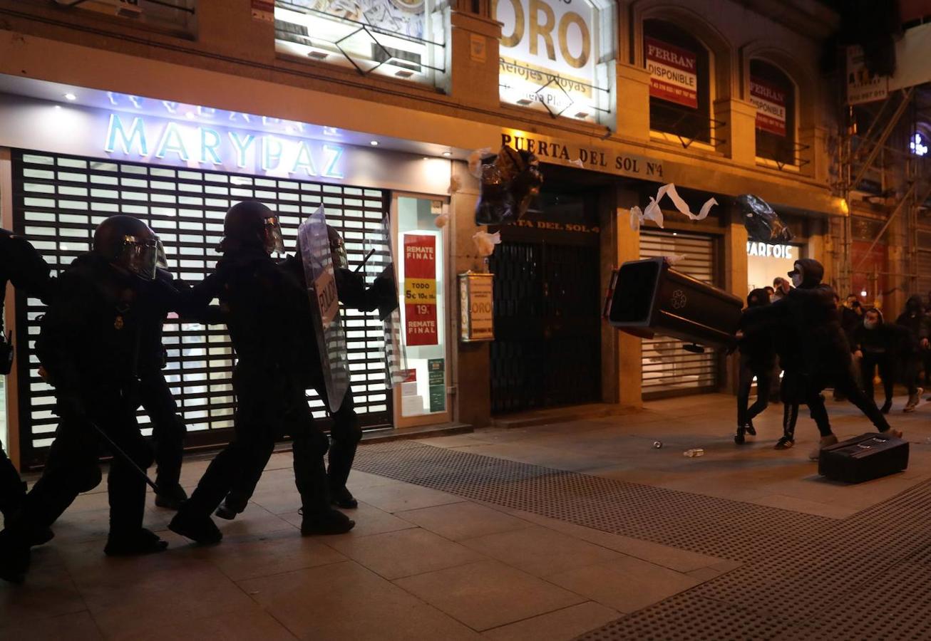 En imágenes: Los disturbios provocados por los manifestantes que protestaban por en encarcelamiento de Pablo Hasel