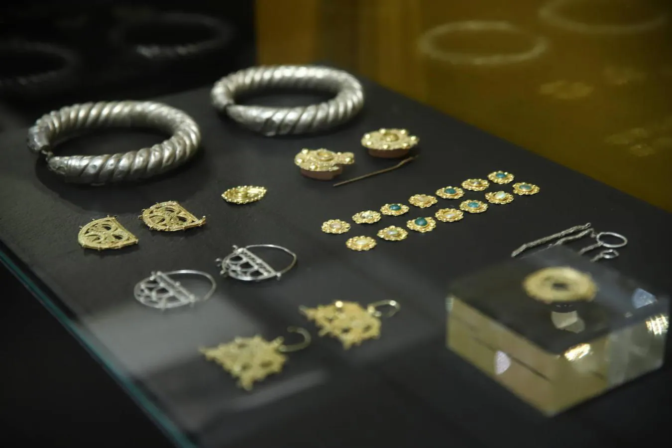 El tesorillo de Baena despliega en Córdoba su lujosa colección de joyas del siglo XI