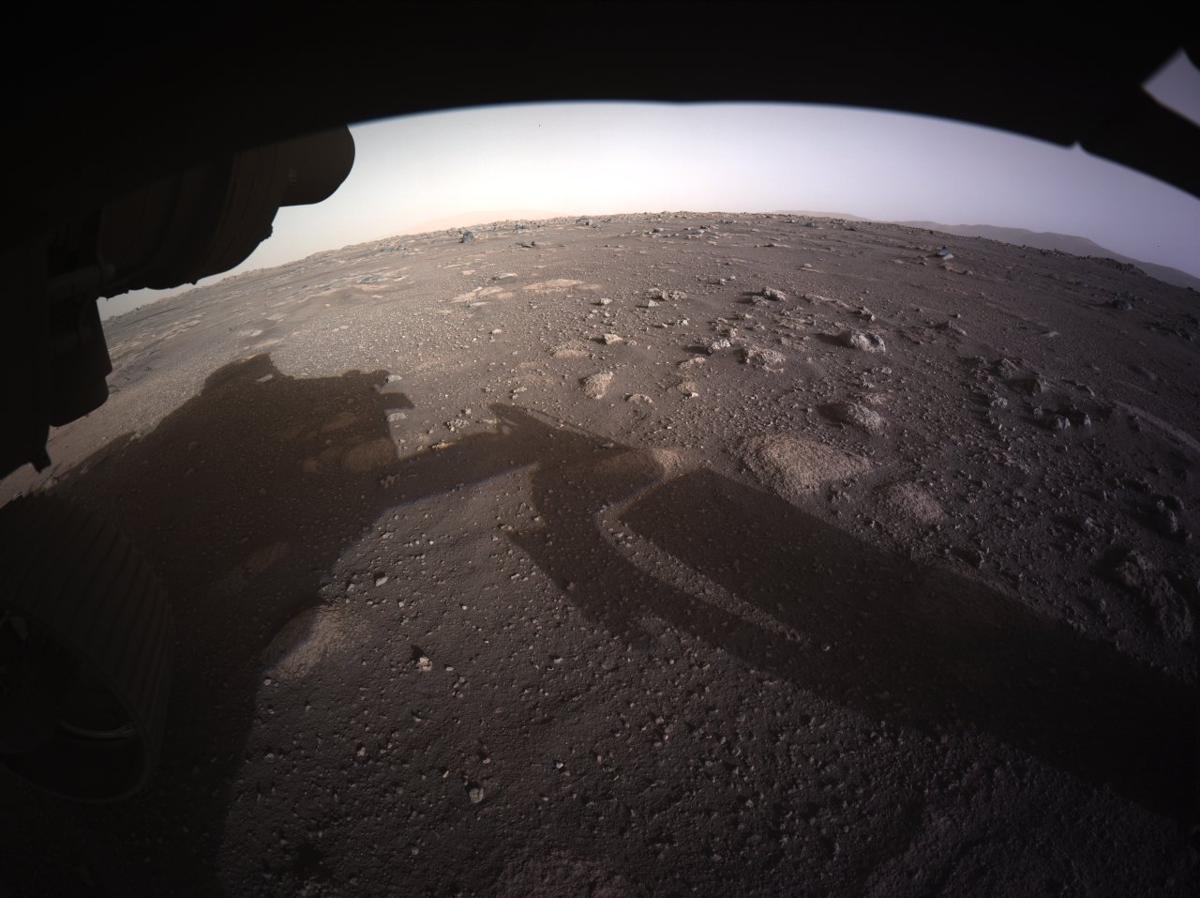 Esta foto de la NASA publicada el 19 de febrero de 2021 muestra a color al rover Perseverance tras tocar la superficie de Marte. 