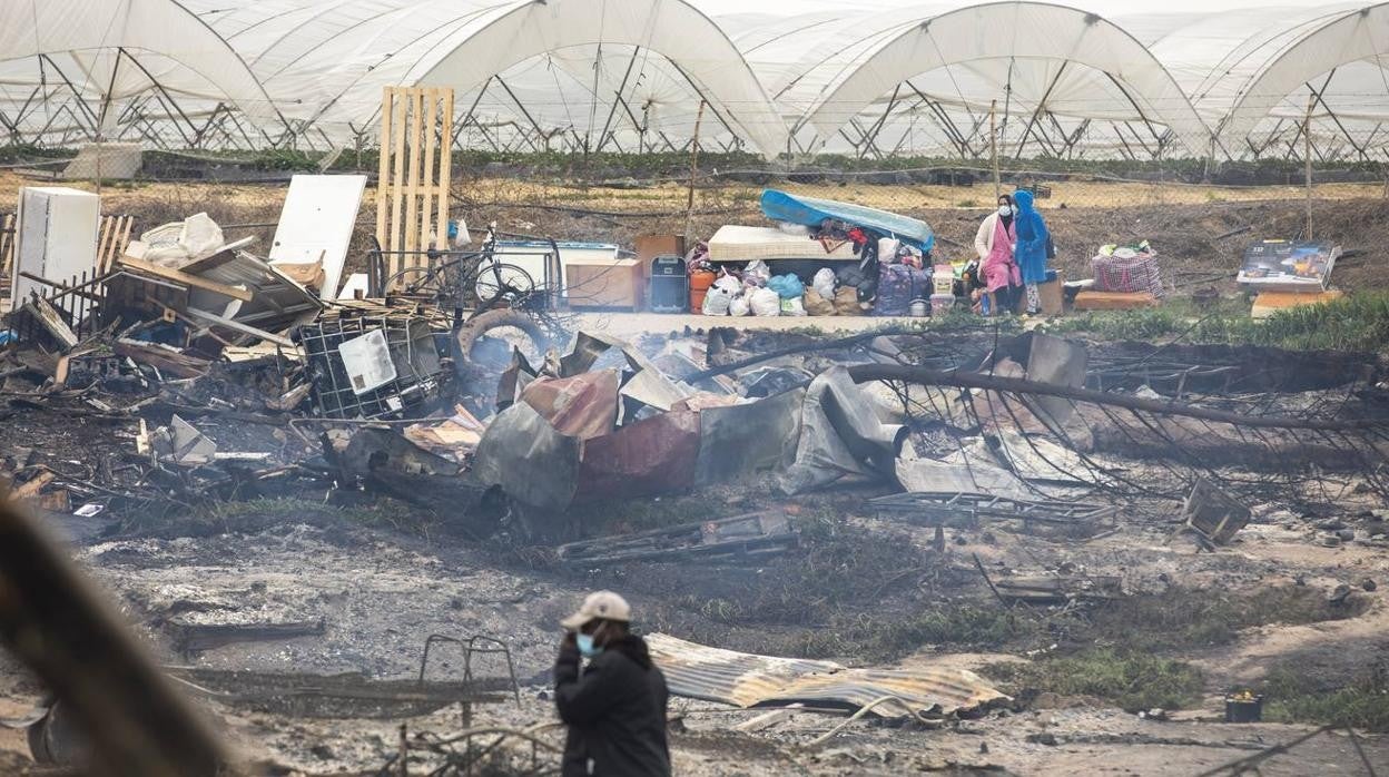 En imágenes, el estado del asentamiento chabolista que ha ardido en Palos de la Frontera