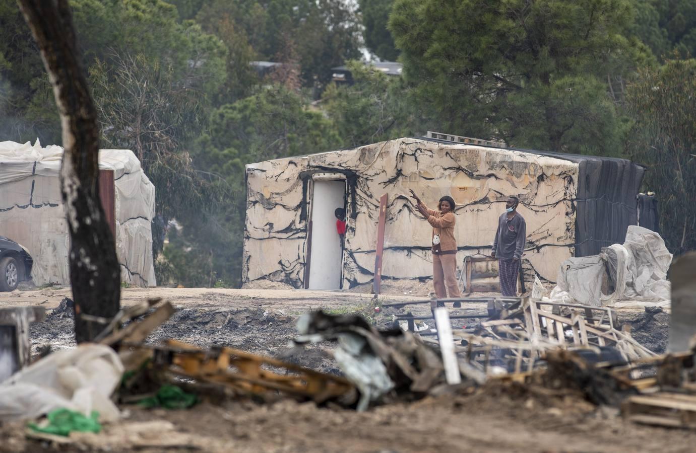 En imágenes, el estado del asentamiento chabolista que ha ardido en Palos de la Frontera