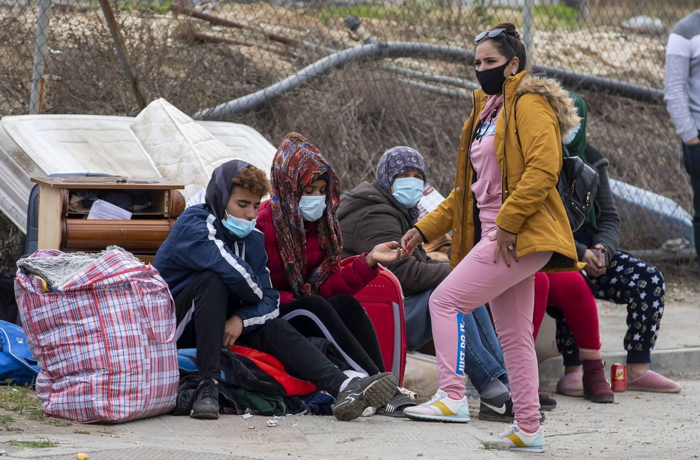 En imágenes, el estado del asentamiento chabolista que ha ardido en Palos de la Frontera