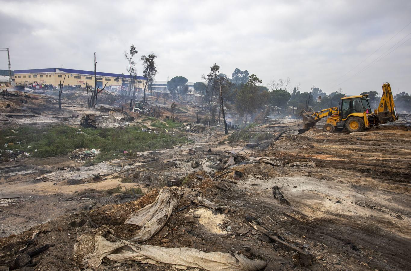 En imágenes, el estado del asentamiento chabolista que ha ardido en Palos de la Frontera