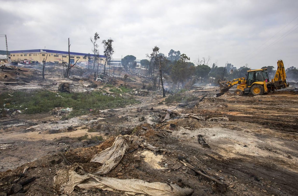 En imágenes, el estado del asentamiento chabolista que ha ardido en Palos de la Frontera