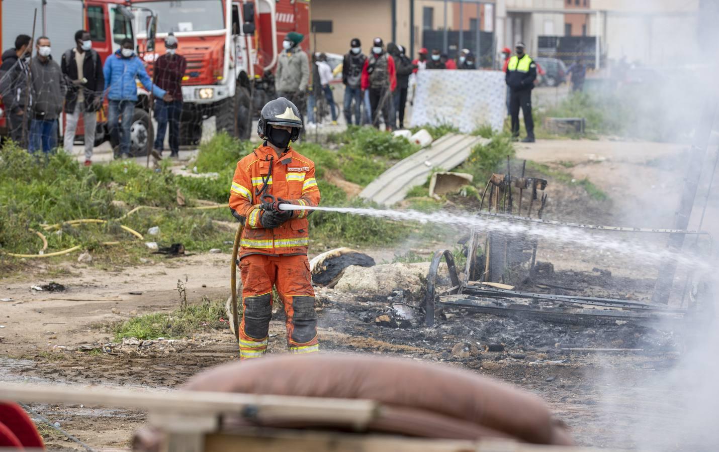 En imágenes, el estado del asentamiento chabolista que ha ardido en Palos de la Frontera