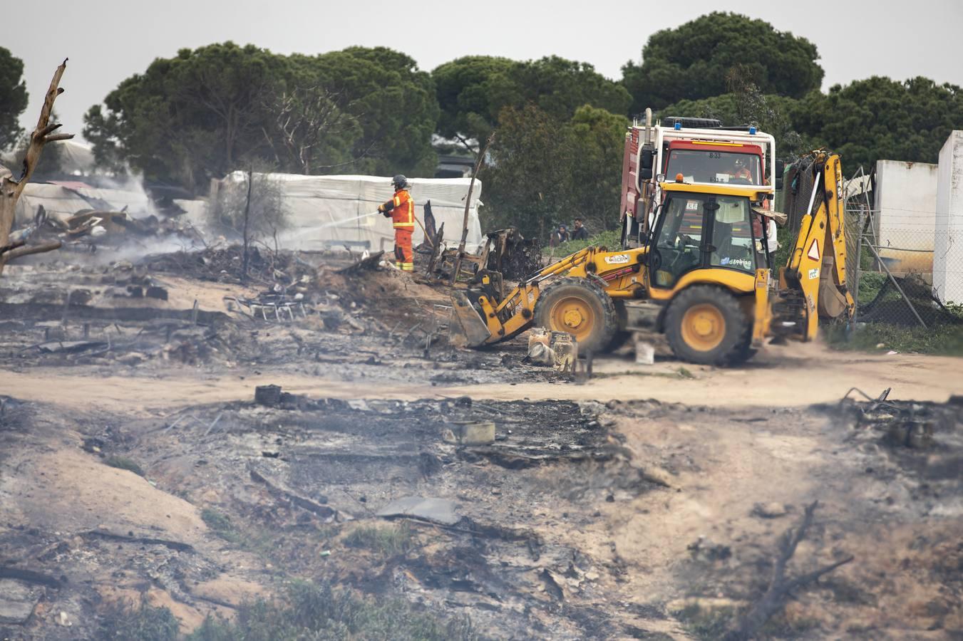 En imágenes, el estado del asentamiento chabolista que ha ardido en Palos de la Frontera