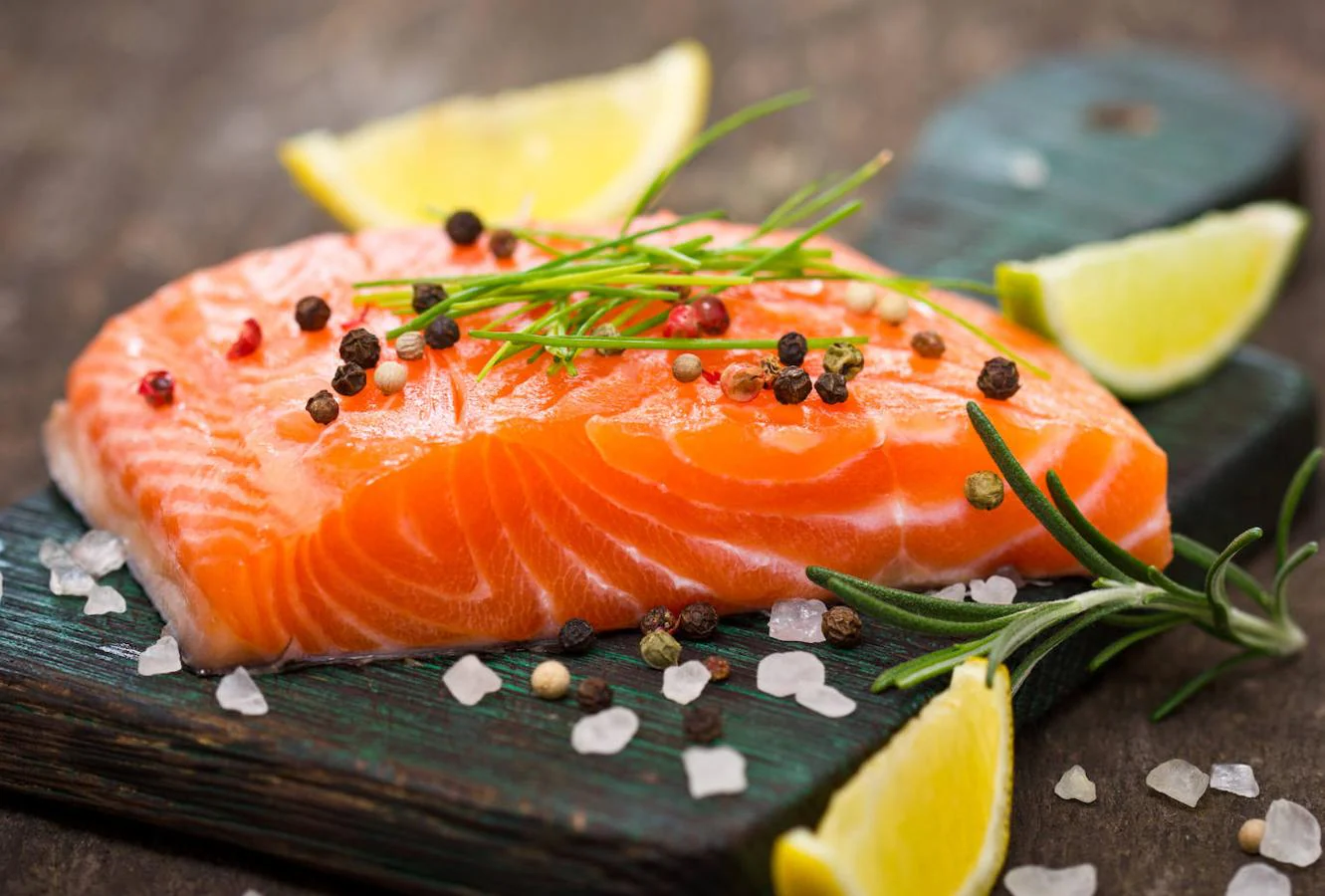 Salmón. Una fuente excelente de omega 3 son los pescados. En especial, el <a href="https://www.abc.es/bienestar/alimentacion/abci-salmon-alimentos-mas-saludables-para-anadir-dieta-201910031317_noticia.html">salmón </a>es una opción muy interesante, pues no solo es rico en este ácido graso, sino que aporta, por ejemplo, una gran cantidad de proteína a la dieta. Exactamente, 18.4 gramos por cada 100, según datos de la Base de Datos Española de Composición de Alimentos (Bedca). También destaca por ser rico en potasio: 310 microgramos por cada 100 gramos.