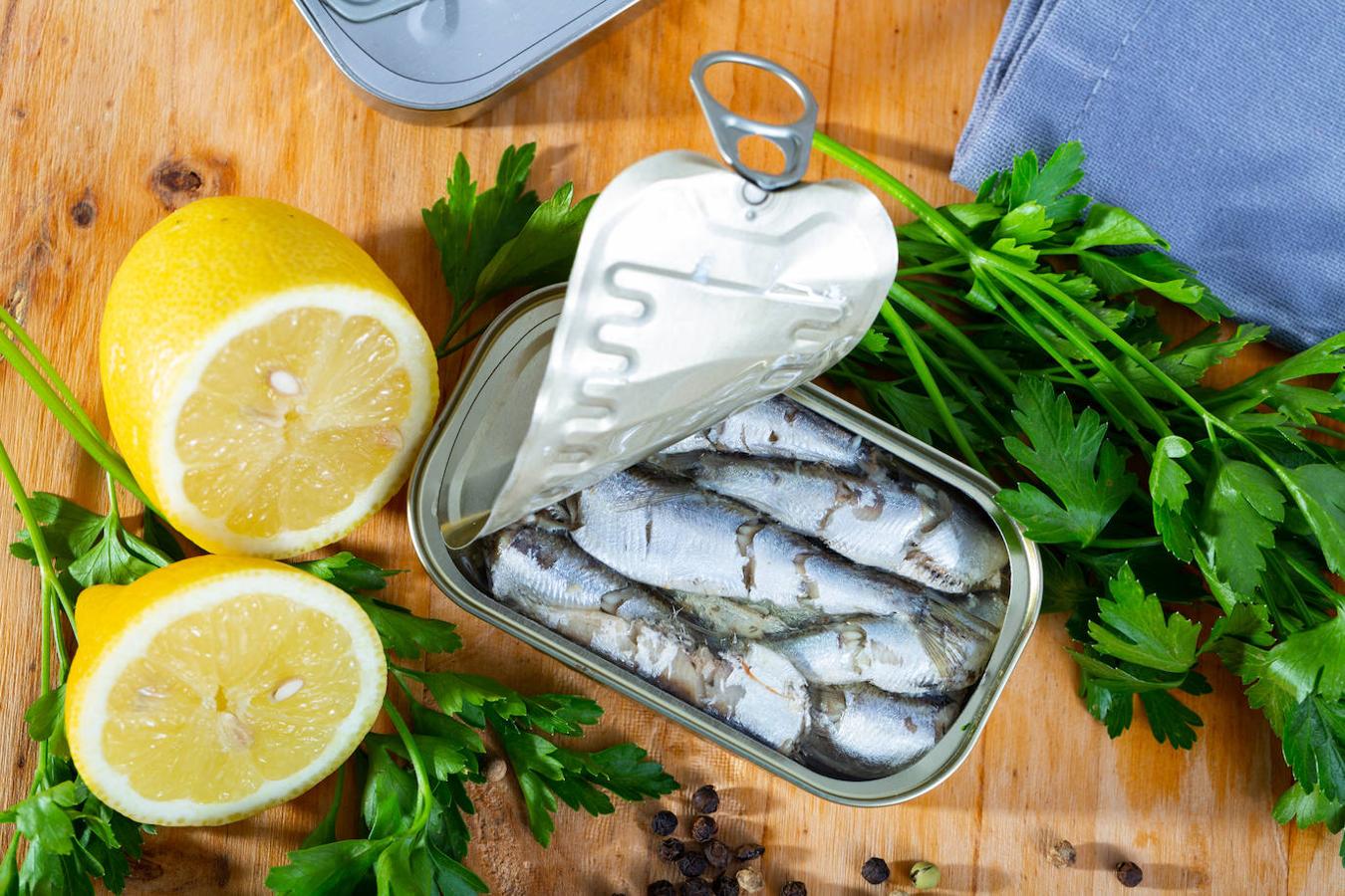 Sardinas. Las <a href="https://www.abc.es/bienestar/alimentacion/abci-sardinas-202010010948_noticia.html">sardinas </a>son un plato muy "de aperitivo". Por ello, son opción idea para tomar algo antes de la comida, y sacar beneficios de ello. También, claro, son ricas en proteína (18.1 gramos por cada 100, según datos de la Bedca), en vitamina A y en fósforo (475 microgramos por cada 100 gramos).