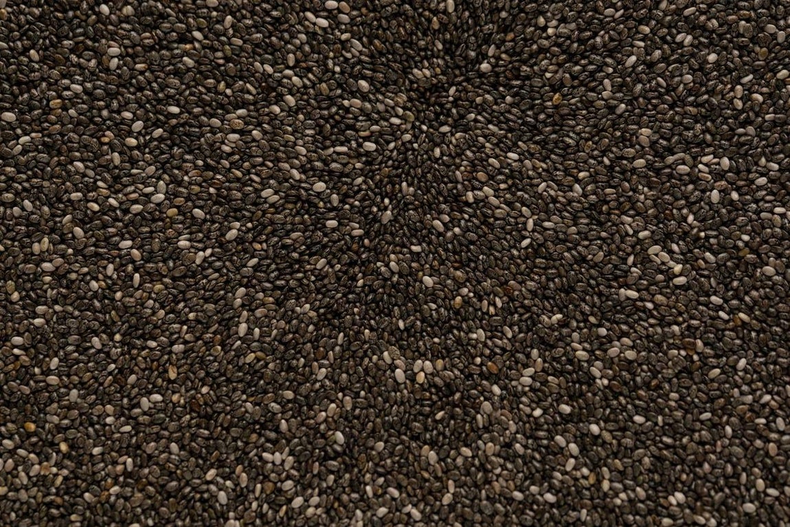 Semillas de chía. Las <a href="https://www.abc.es/bienestar/alimentacion/recetas-saludables/abci-beneficios-semillas-chia-y-recetas-para-202011240222_noticia.html" target="_blank">semillas de chía</a> son muy buenas para regular nuestro tránsito intestinal. Destacan por su alto contenido en fibra, antioxidantes, calcio, proteínas y ácidos grasos omega 3. Se pueden incluir en elaboraciones como yogures, porridges o en ensaladas. Para aprovechar al máximo sus beneficios, se pueden poner en remojo antes de utilizarlas.