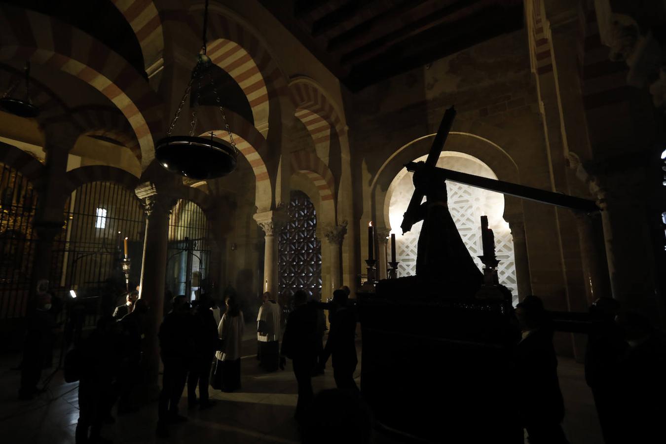 El Vía Crucis de las cofradías de Córdoba, en imágenes