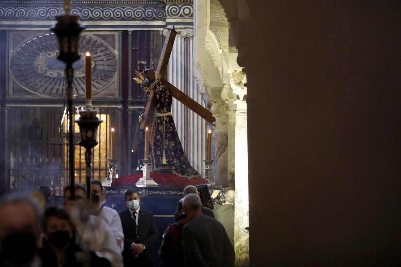 El Vía Crucis de las cofradías de Córdoba, en imágenes