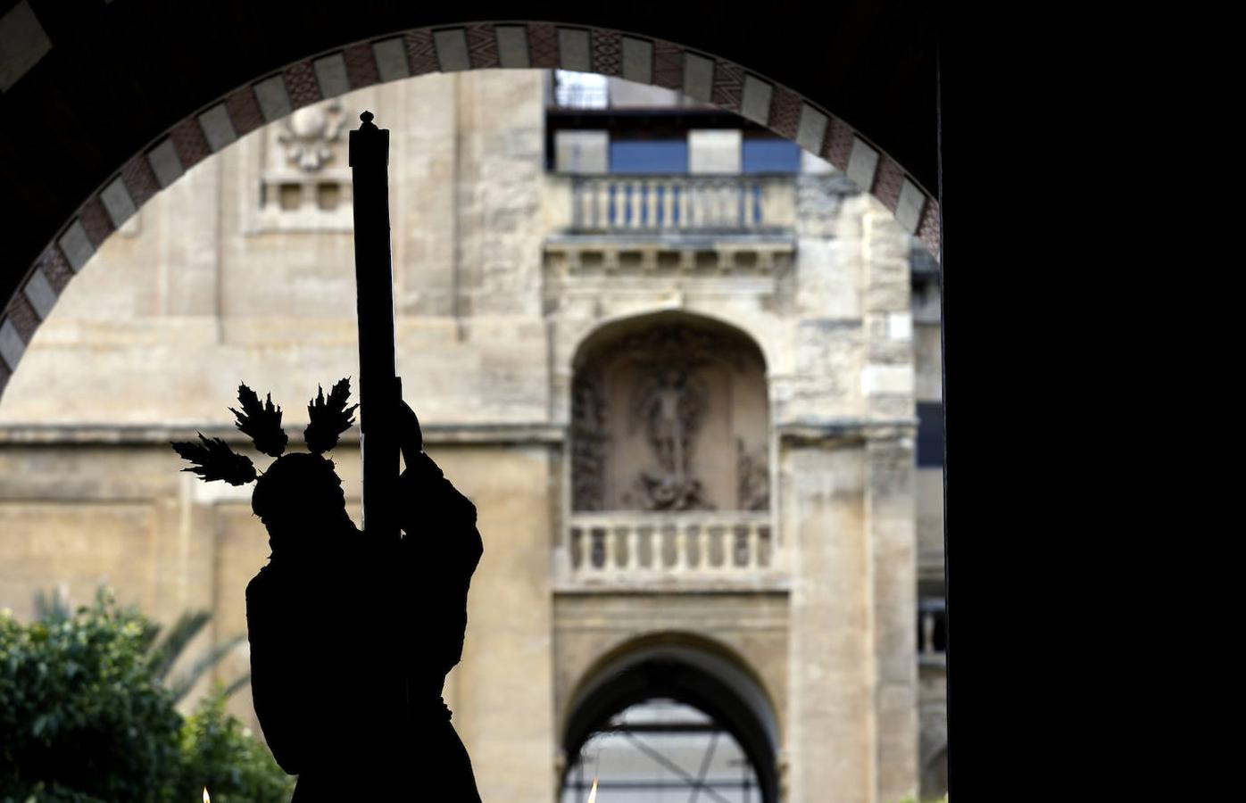 El Vía Crucis de las cofradías de Córdoba, en imágenes