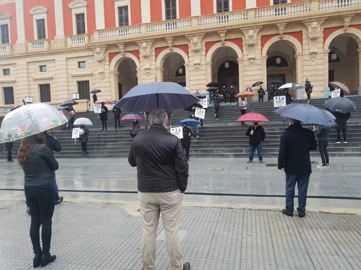 FOTOS: Manifestación en San Fernando ante la falta de ayudas directas a los empresarios locales