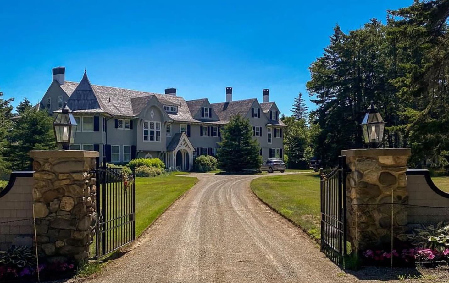 A la venta la mansión con 20 habitaciones que John Travolta tiene en Maine